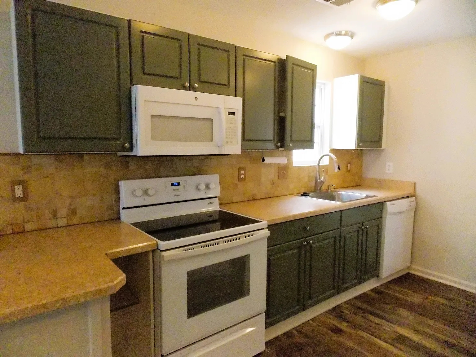 2 bed, 1.5 bath, 925 sqft, $1,750 — Photo 2