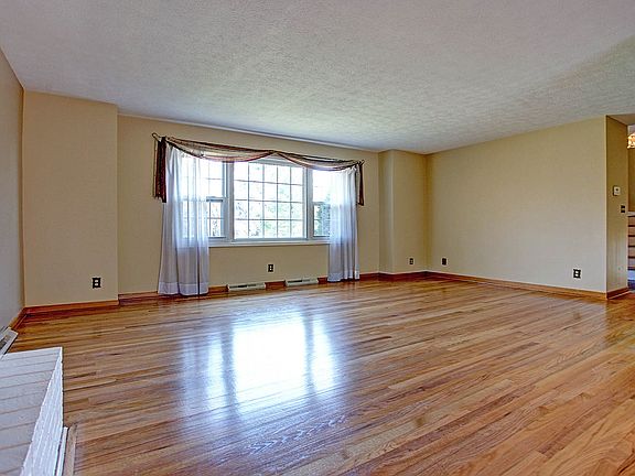 3rd image of 990 Greenway Dr