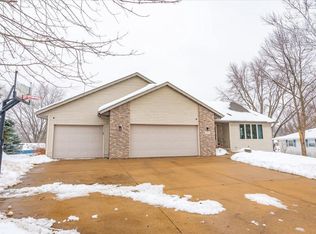 921 Valley Rd, Poynette, WI 53955