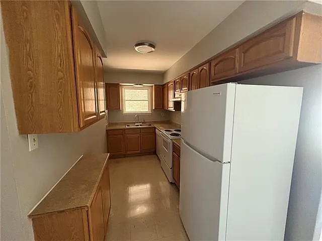 3 bed, 1.0 bath, 954 sqft, $1,300 — Photo 3