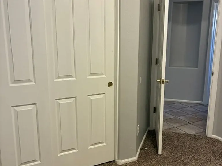 529 E Cantebria Dr — Photo 17