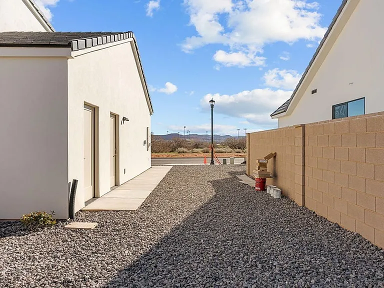 2433 Patricia Dr — Photo 36