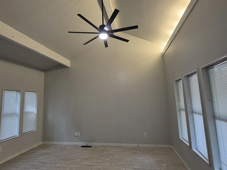 985 N Lewis Pl — Photo 6