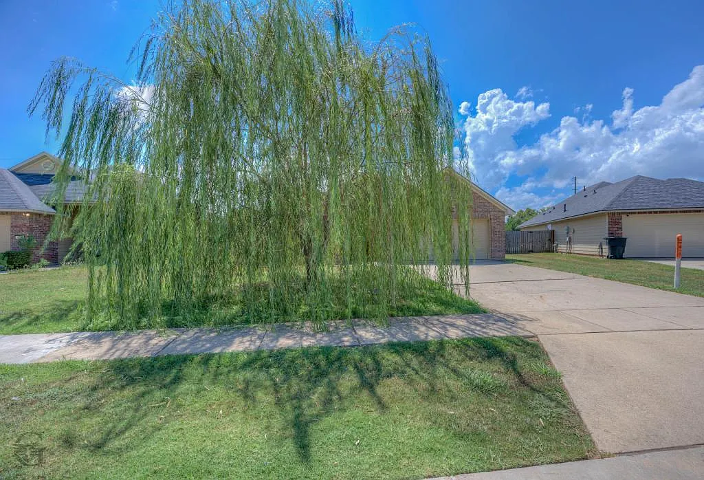 421 Jordan Dr — Photo 2
