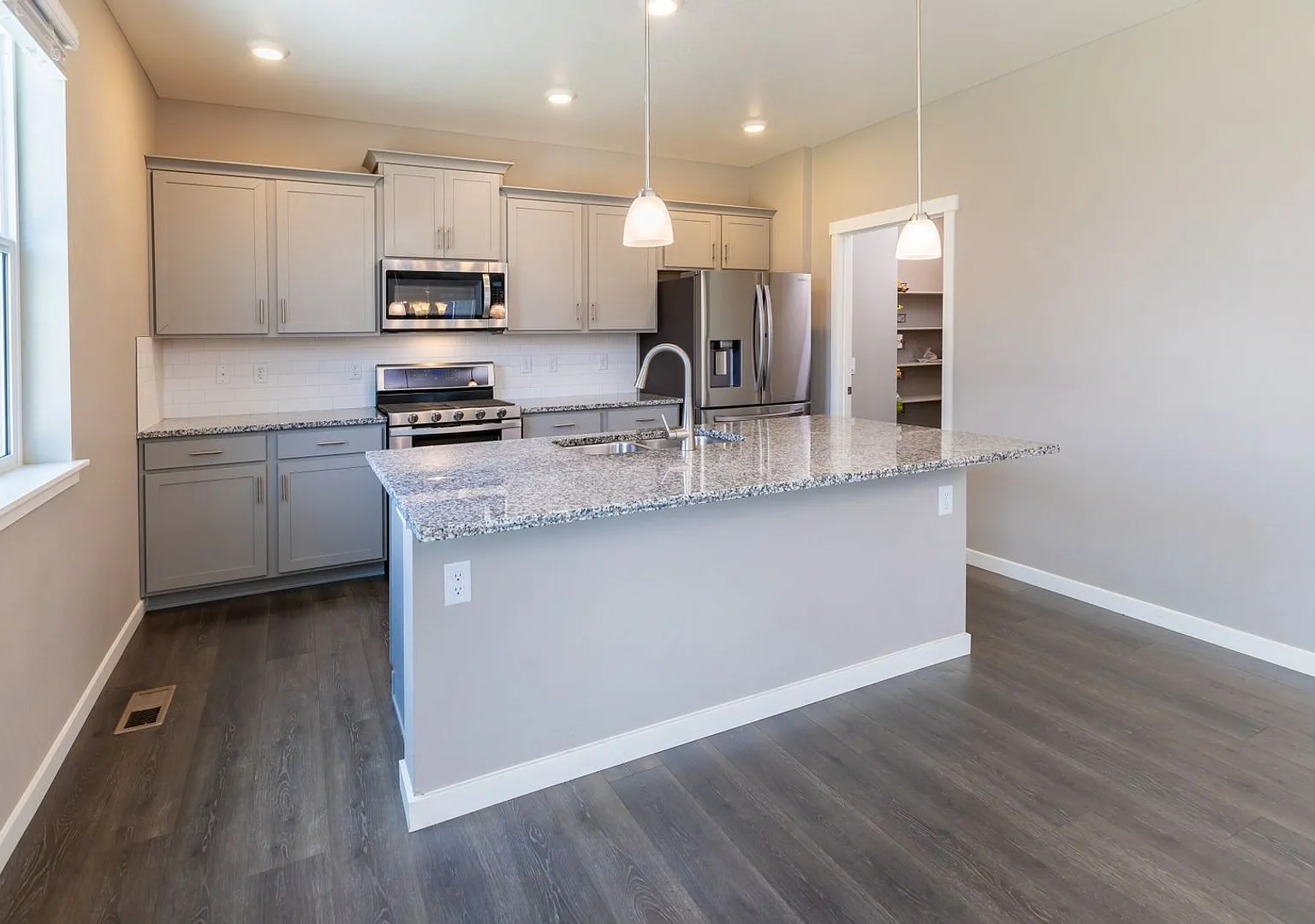 Stunning 4BR House in Berthoud — Photo 3