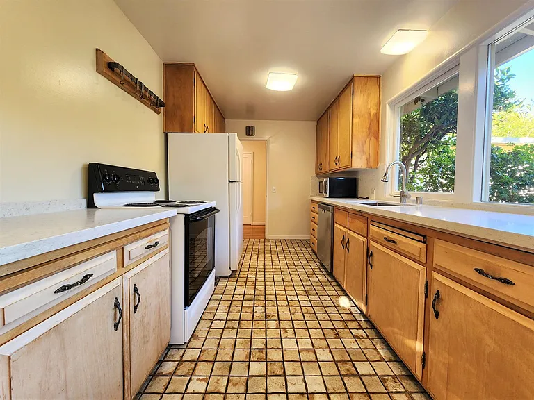 329 Colorado Ave — Photo 6