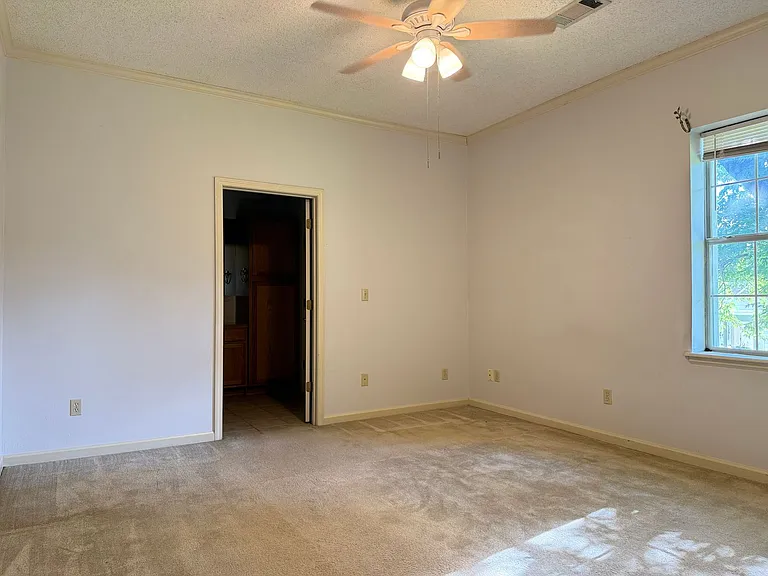 704 E North St — Photo 12