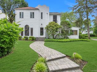 142 Baker Hill Rd, Great Neck, NY 11023