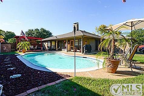 5th image of 2426 Sam Houston Dr