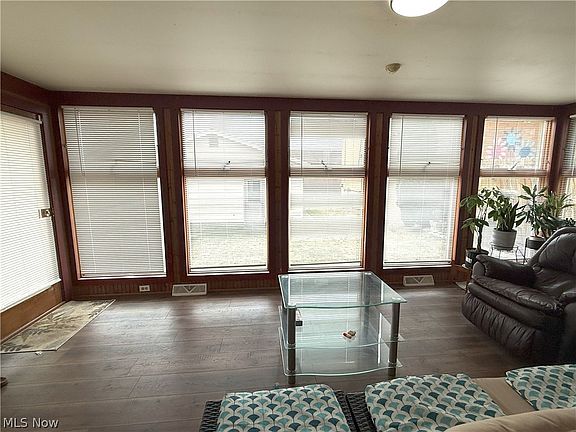 4th image of 713 Trenton St