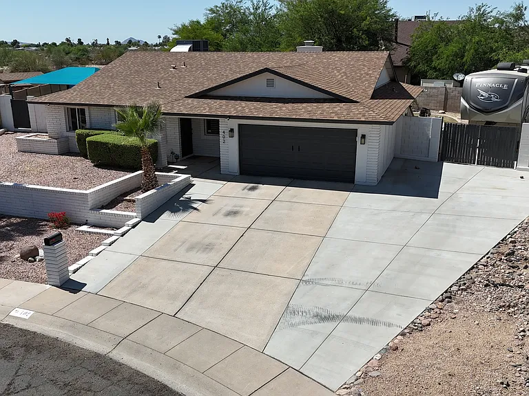 402 E Sack Dr — Photo 3