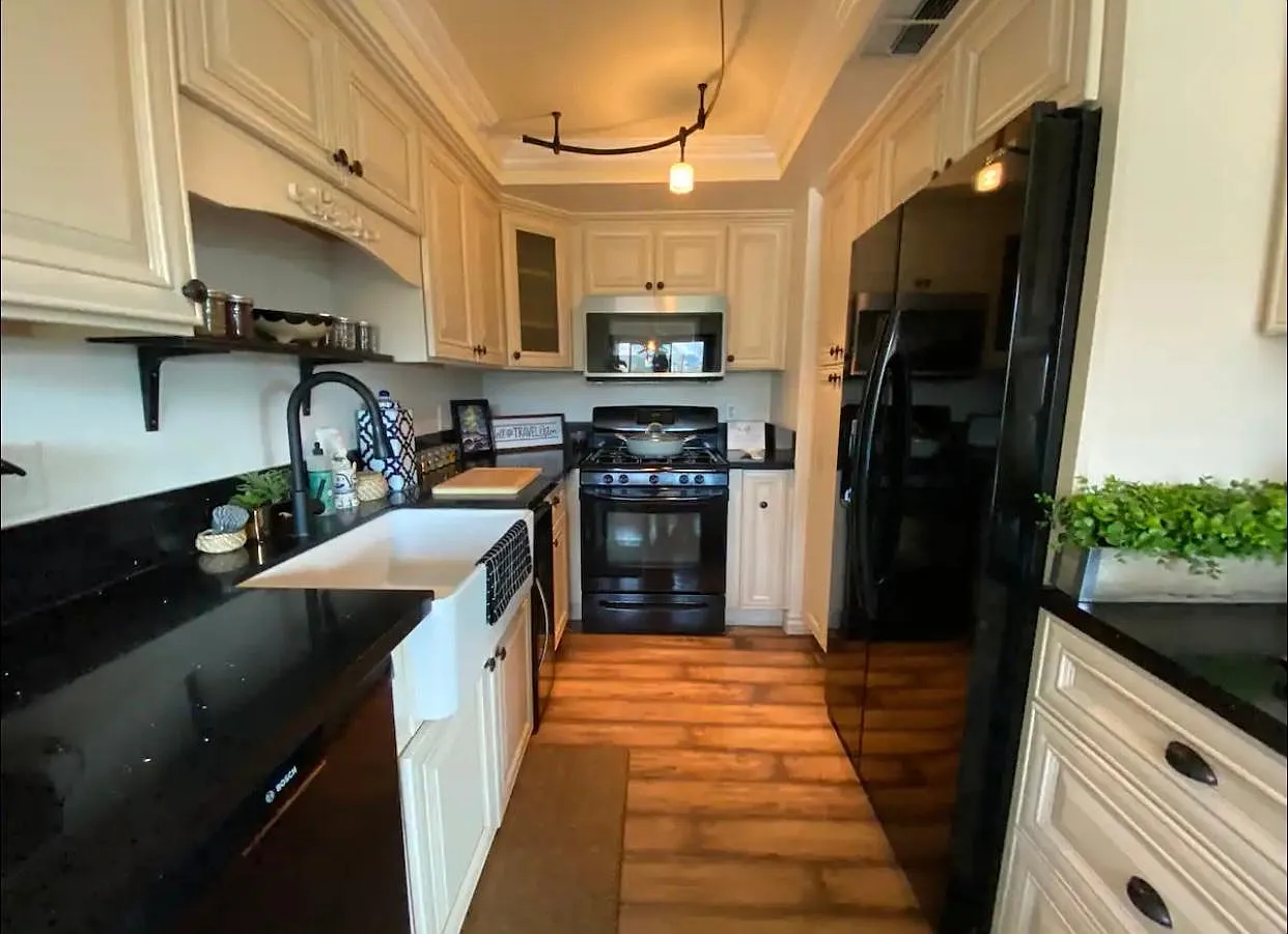 830 N Dalton Ave — Photo 4