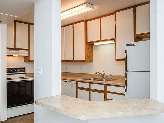 2nd image of 610 Stonehaven Dr Unit 23