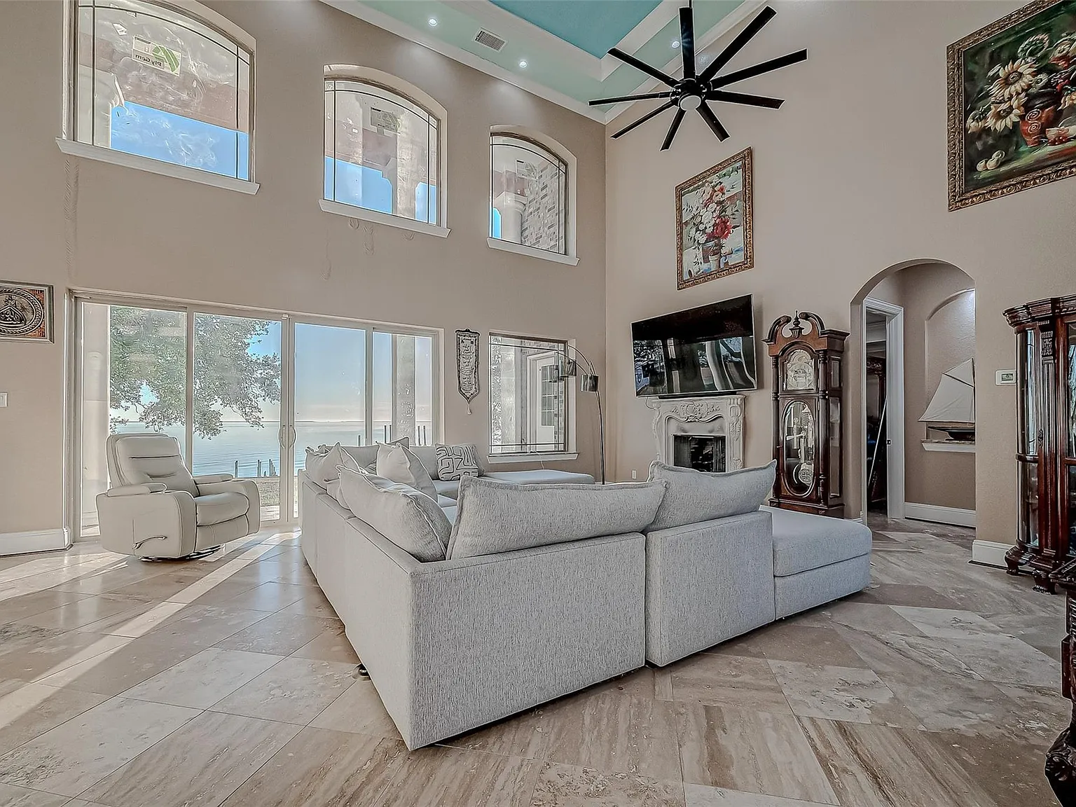 5 bed, 4.5 bath, 4654 sqft, $5,400 — Photo 2