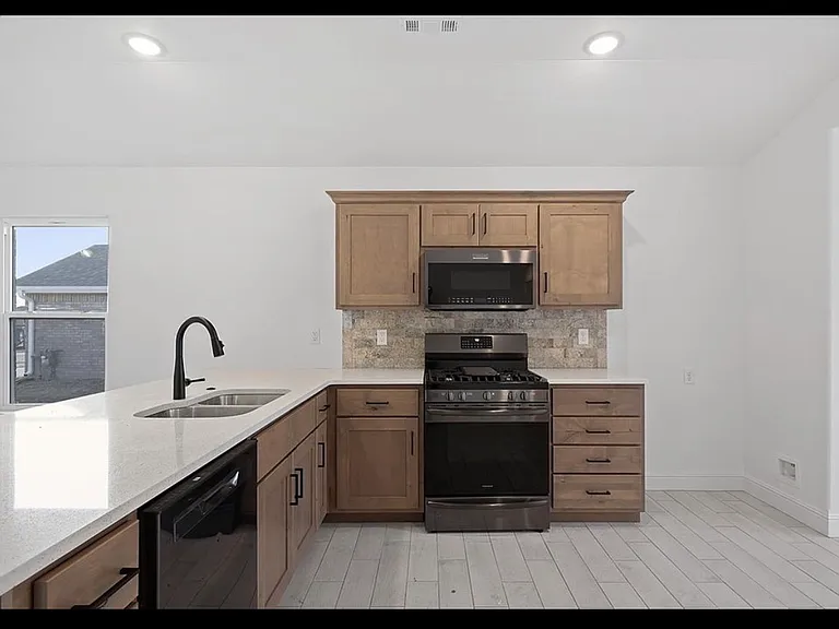 1512 Lowery St — Photo 9