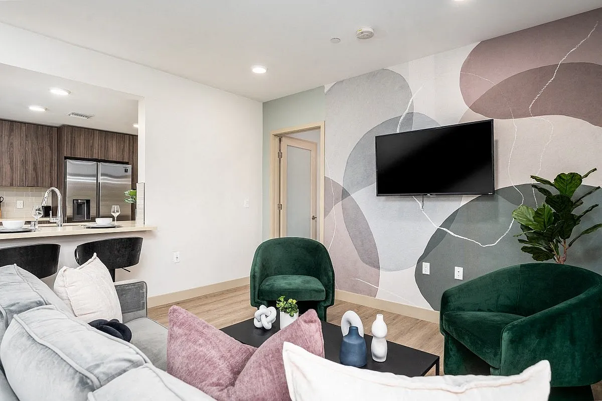 Lido Apartments - 1532 Brockton Ave — Photo 4
