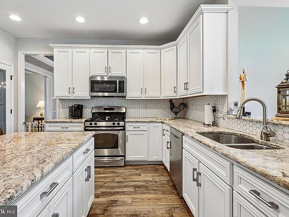 5th image of 601 Archibald Ln