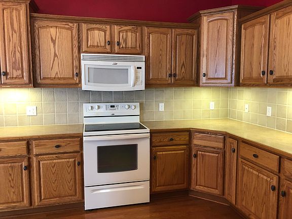 3rd image of 292 E Meadow Ln