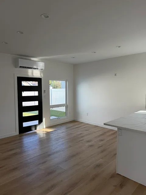 2 bed, 700 sqft, $2,600 — Photo 3