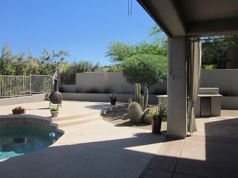 BAR B Q /REAR PATIO