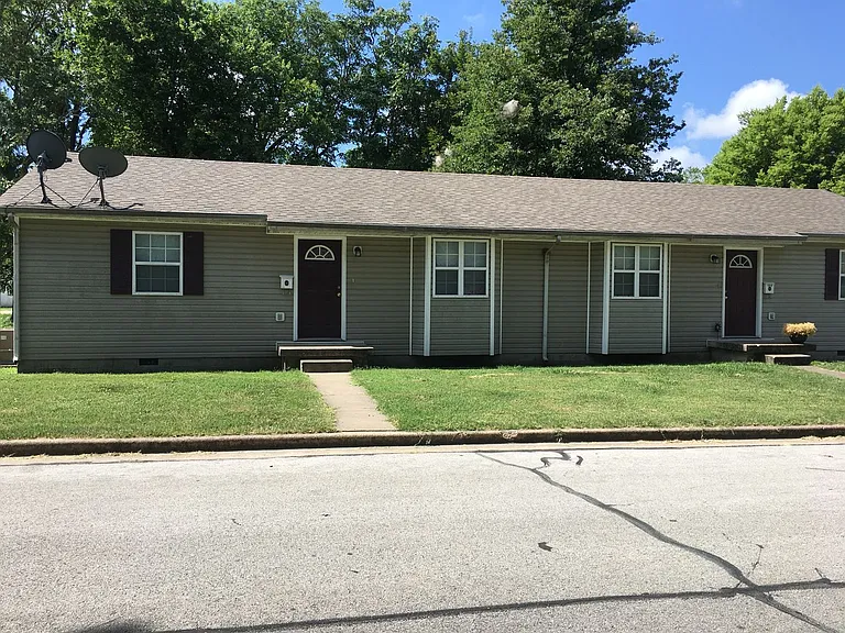 1204 E Markwardt St — Photo 1