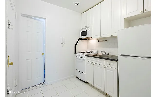 Rented by Douglas Elliman | media 7