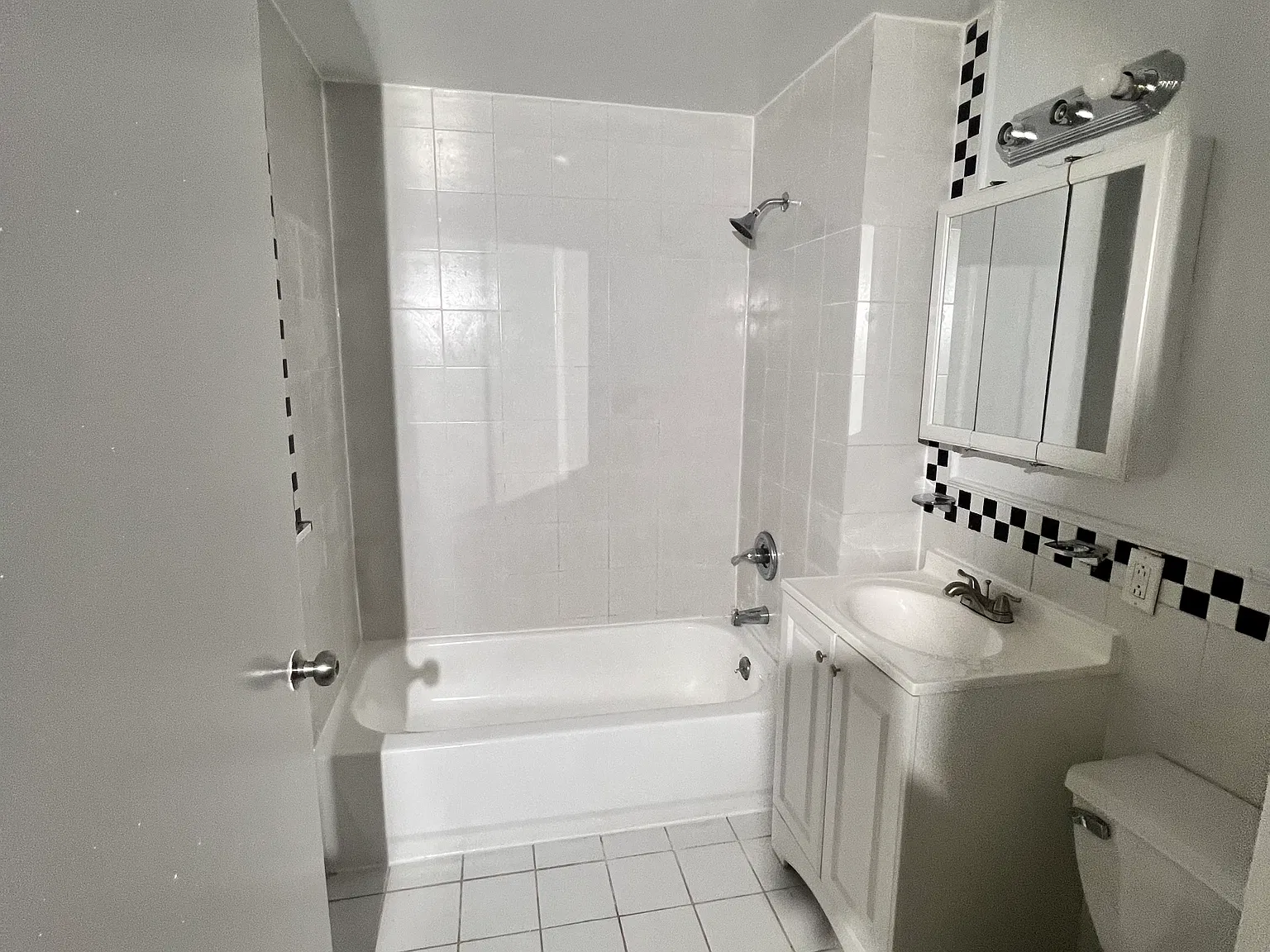 1 bed, 683 sqft, $2,400 — Photo 3