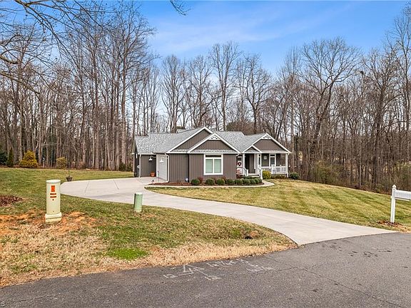 3rd image of 115 Oak Dr