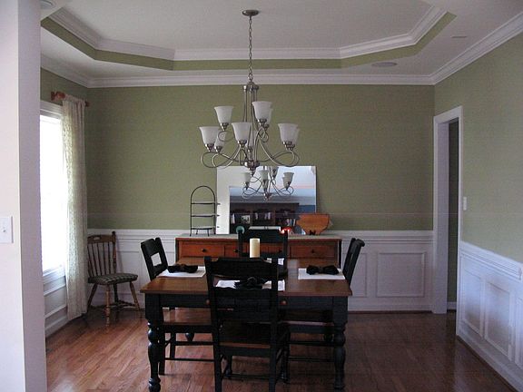 Dining room with tray ceiling