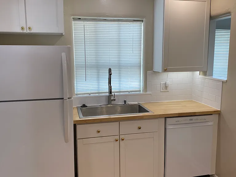 228 W Warren Ave — Photo 2
