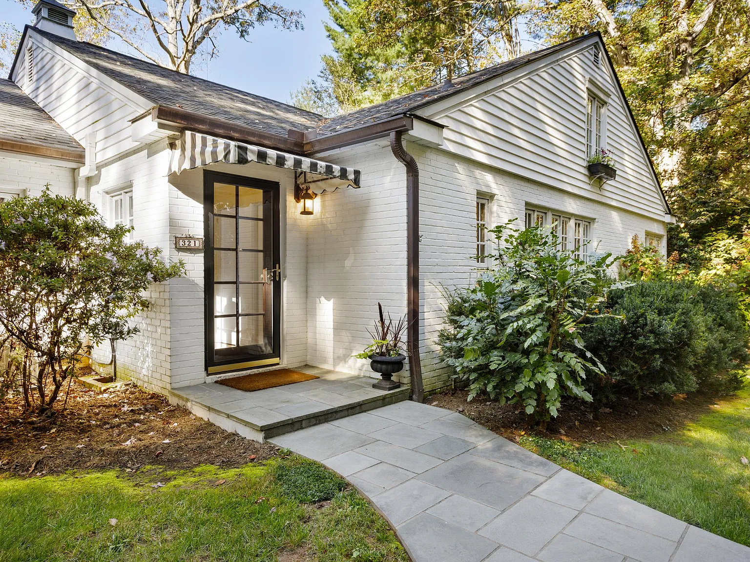 3 bed, 1960 sqft, $4,900 — Photo 3