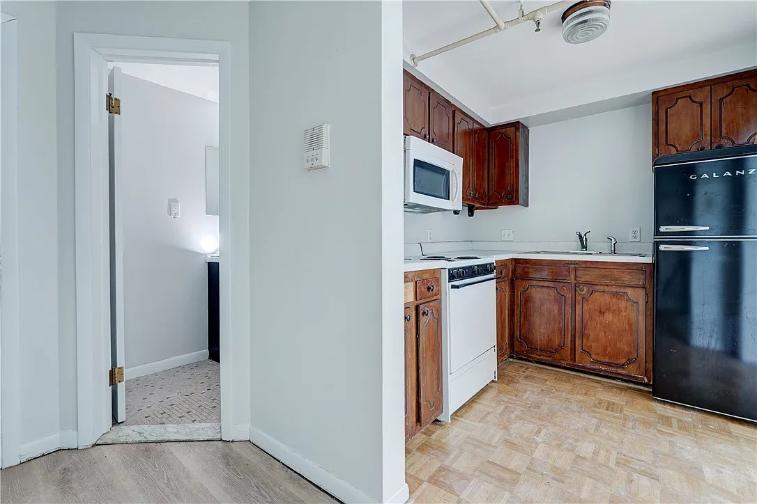 Studio, 1.0 bath, 300 sqft, $995 — Photo 3