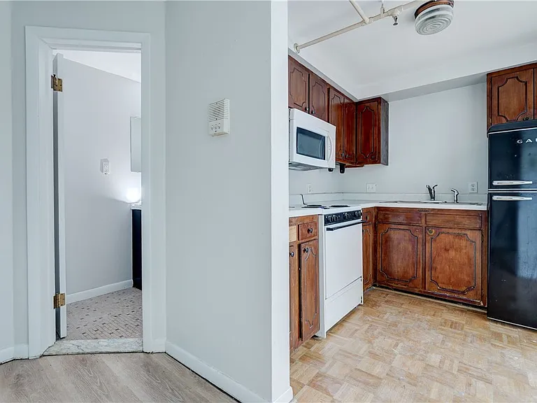400 Main St #B9 — Photo 3