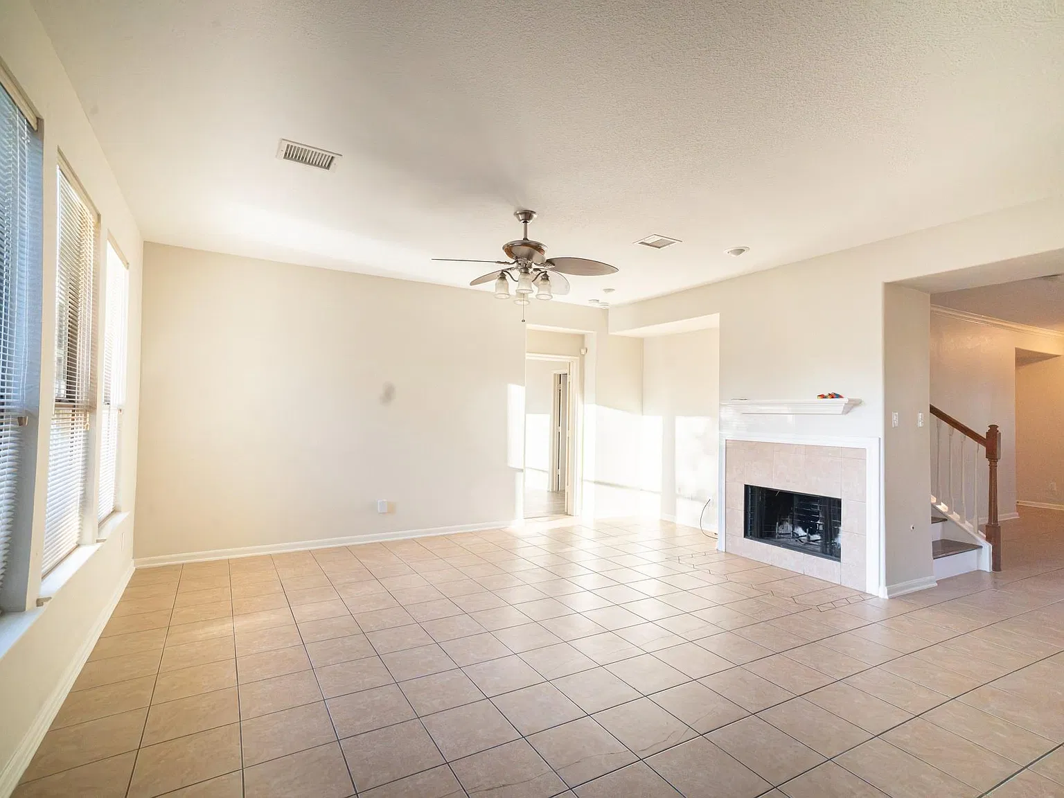 4 bed, 3.5 bath, 2980 sqft, $2,500 — Photo 4