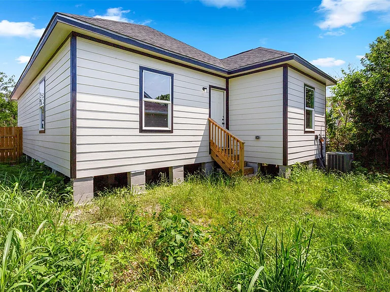 3220 Josephine St — Photo 22