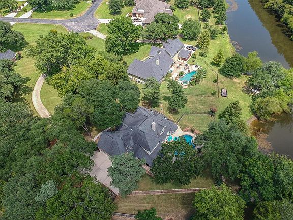 3rd image of 21707 W Yaupon Cir