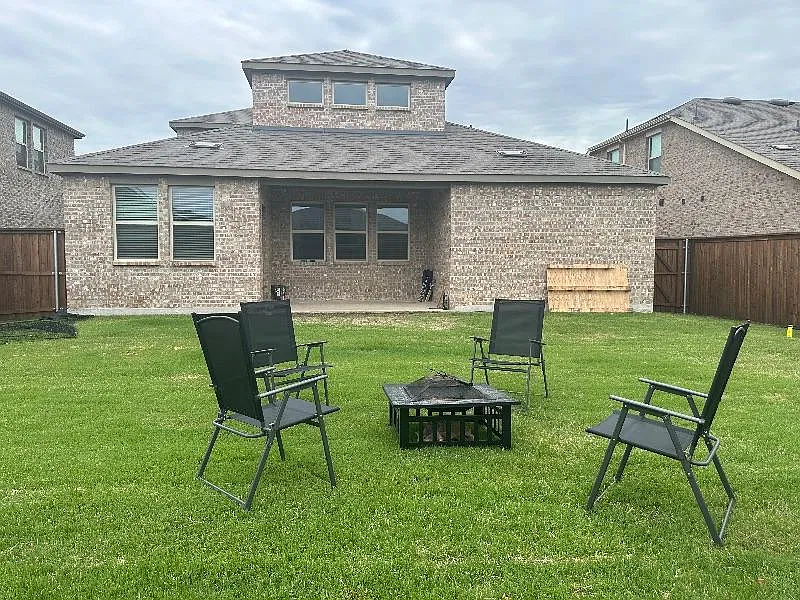 3 bed, 2450 sqft, $2,750 — Photo 2