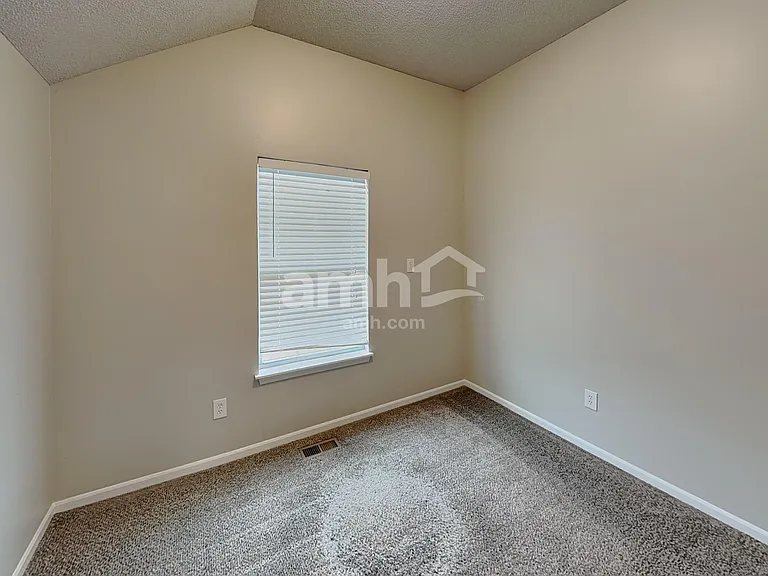 643 E Apache St — Photo 14