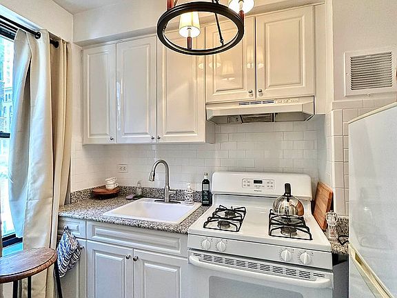 4th image of 200 W 15th St APT 2C