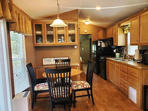 4th image of 124 E Meadow Cir