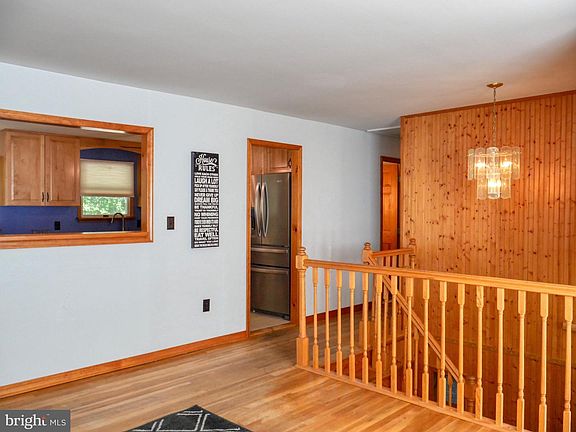 3rd image of 536 Crestpark Dr