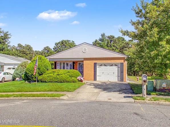 17 Freeport Court, Toms River, NJ 08757