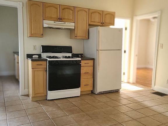 Huge EI Kitchen with Stove, Refrigerator, DW & GD