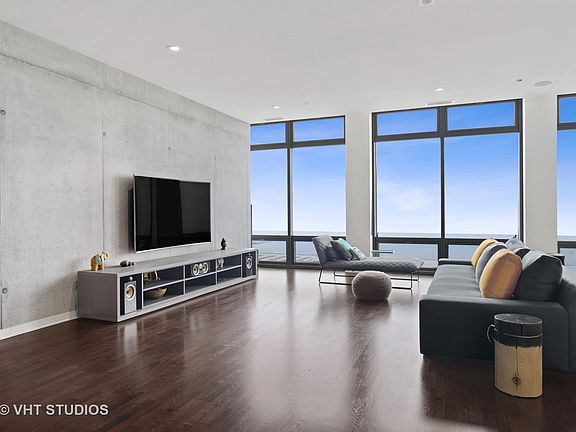 4th image of 65 E Monroe St E #4121