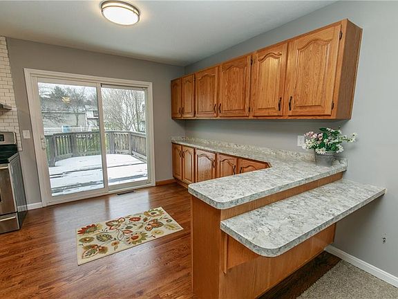5th image of 2210 Plymouth Ln