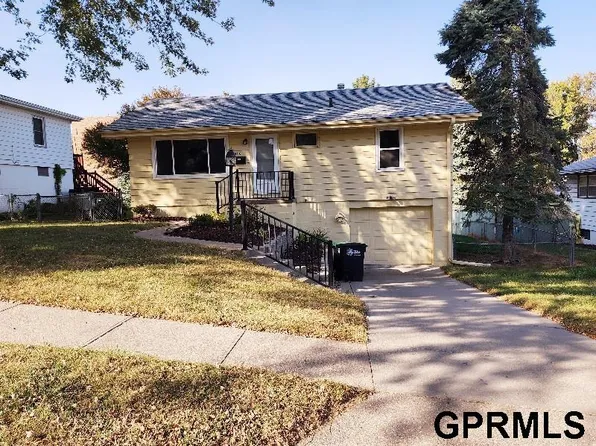 9110 Westridge Dr, Omaha, NE 68124