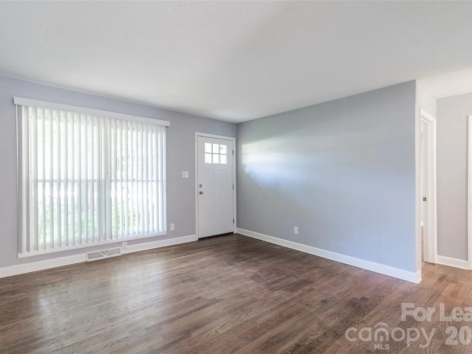 3331 Erskine Dr — Photo 2