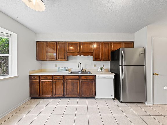 4th image of 208 Sharon Ct