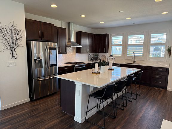 Comes with 4 bar stools for the huge kitchen island