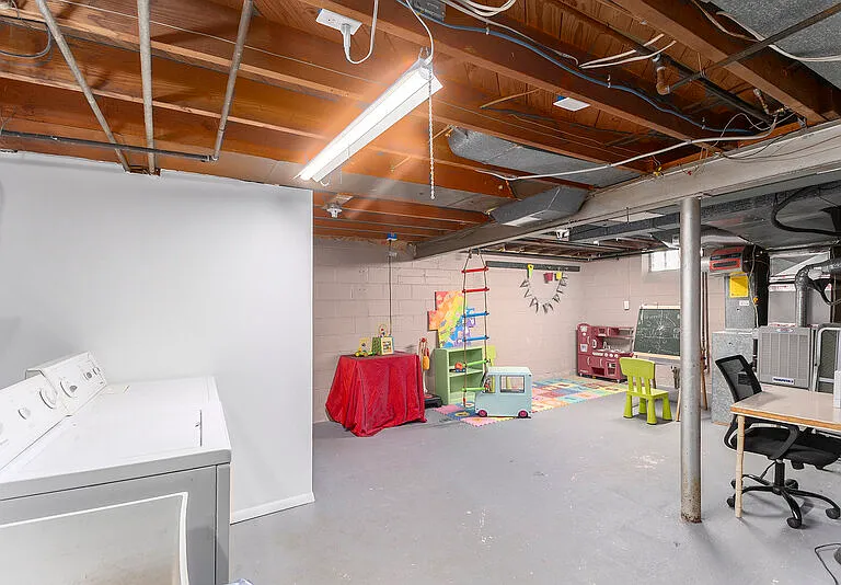 1218 E 4th St — Photo 13